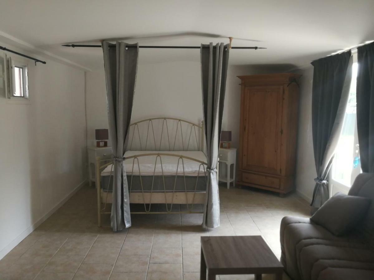 Mas Des Gardies Saint-Julien-de-Peyrolas ภายนอก รูปภาพ